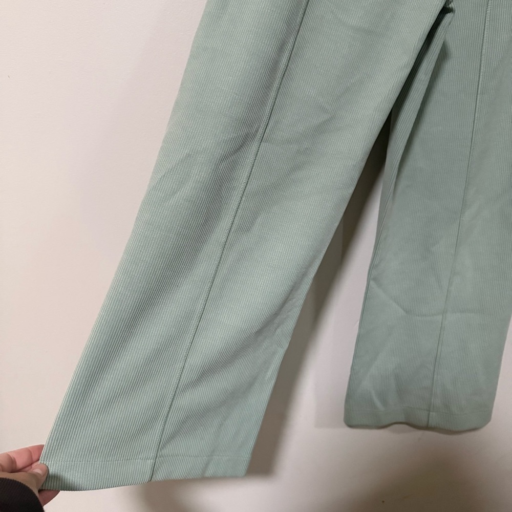 Lululemon Ribbed Softstreme Mid-Rise Wide-Leg Cropped Pant 25"
Palm Court Size 6 - Picture 10 of 12